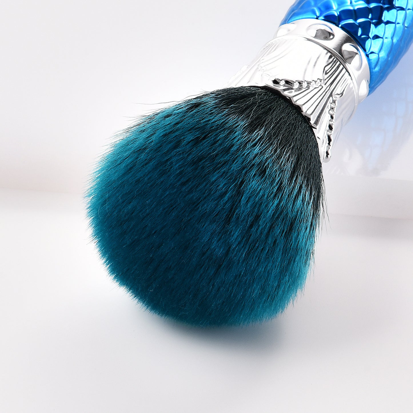 Make-up-Tool mit einem Make-up-Pinsel blau - beautyshop-24